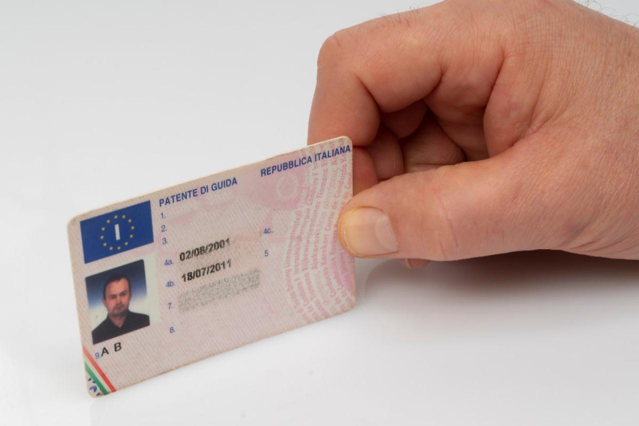 Come si legge il codice alfanumerico della patente